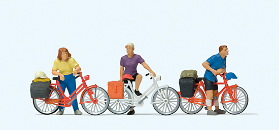 2 hommes et 1 femme debouts avec 3 bicyclettes