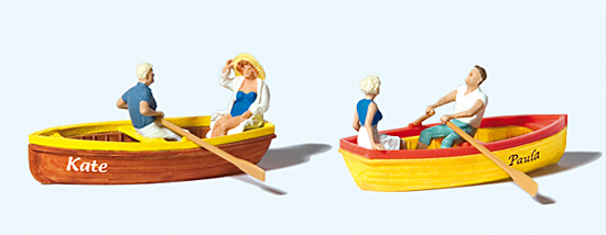 2 barques avec 2 couples avec rames