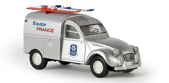 2 CV Citroën camionnette‚ avec 6 skis bleu bleu rouge‚ ”Equipe FRANCE”‚ Jeux Olympiques Grenoble 1968