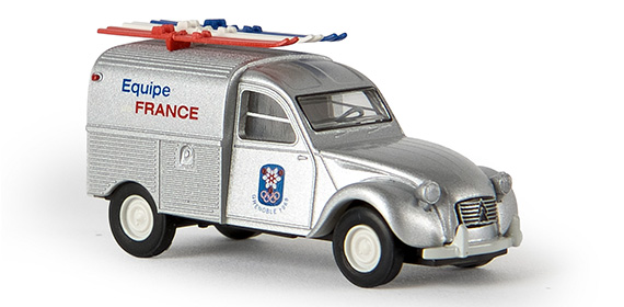 2 CV Citron camionnette avec 6 skis bleu bleu rouge Equipe FRANCE Jeux Olympiques Grenoble 1968