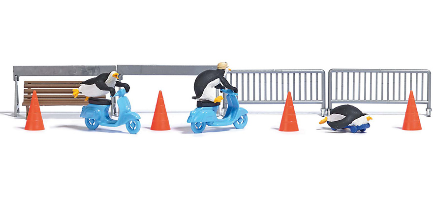 3 pingouins avec 2 scooters et 1 skateboard 1 banc 4 barrires et 4 cnes de scurit