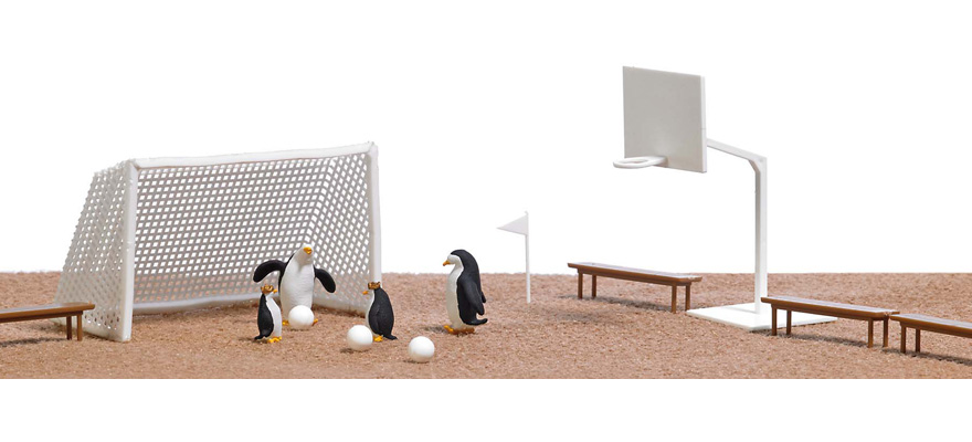 4 pingouins de diffrentes grandeurs jouant avec 3 bollons bancs drapeaux de corner panier de basket poubelle et terrain de jeu (210 x 148 mm)