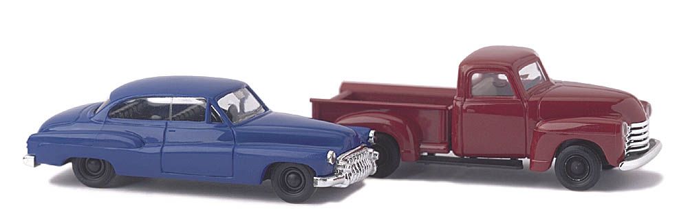 Buick limousine bleu-nuit et Chevrolet pick-up bordeaux
