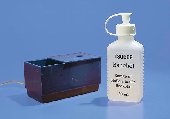 Kit (5x3x3.3cm) générateur de fumée et récipient d’huile 16V‚ avec flacon d’huile de fumée (50ml)