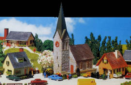 Set de village 1 glise et 3 maisons 8.1x5.2x14.7 9.6x6.0x4.2  8.3x5.8x5.2  7.7x5.0x5.2 cm