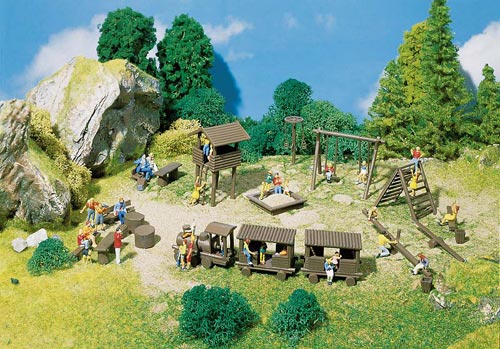 Terrain de jeu avec balanoires bac  sable train en bois