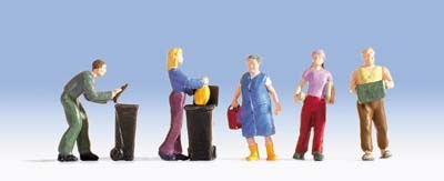 Travaux domestiques 5 figurines  poubelles paniers caisses etc