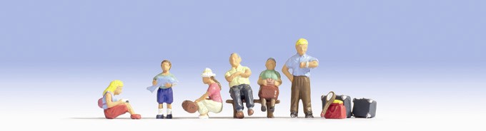 Famille  la gare 6 figurines  banc et bagages