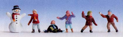 1 bonhomme de neige avec 5 enfants lanant des boules de neige