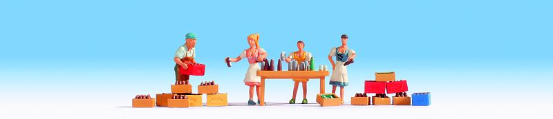 Buvette avec 4 figurines table avec bocks et bouteilles de bire et( diverses boissons caisses de bire et diverses boissons