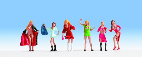 6 filles de joie dans diverses tenues suggestives (biches de haute volée : Emile Zola)