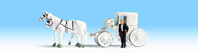 Calèche blanche pour mariés avec cocher‚ attelée de deux chevaux blancs