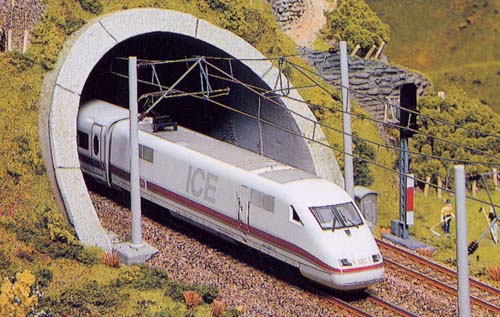 Entrée de tunnel 2 voies électrifiées‚ pour Trains à grande vitesse (TGV‚ ICE)