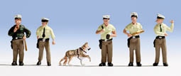 5 policiers et un chien policier