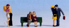 3 couples d’amoureux‚ dont 1 assis sur un banc