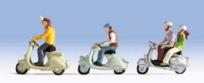 3 vespa ou scooter avec conducteur dont 1 avec passager