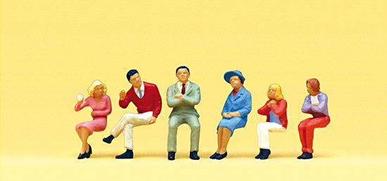 Différentes personnes assises ( 6 figurines )