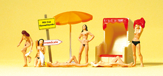 6 naturistes femmes dans diverses positions avec parasol fauteuil de plage et divers accessoires