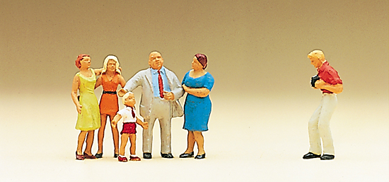La famille Dupont pose pour une photo coffret de 6 figurines