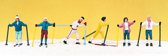 6 skieurs de fond avec skis et accessoires