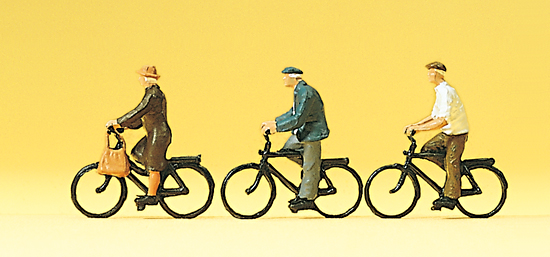 3 personnes agées à bicyclettes