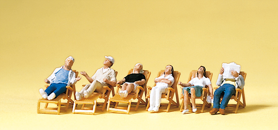 6 personnes au repos  la terrasse ou au balcon sur des chaises longues