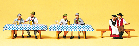 ”A la fête de la bière de Munich” 6 personnages en costumes Bavarois avec bancs‚ tables et accessoires)
