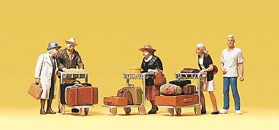 5 voyageurs avec chariots chargés de bagages