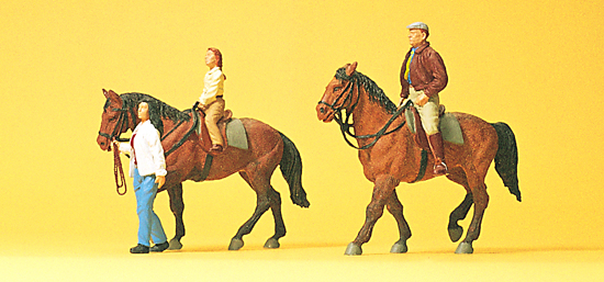 2 chevaux de randonne 2 cavaliers et 1 personnage en marche