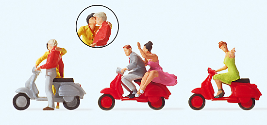 3 Vespas ou scooters avec 5 figurines