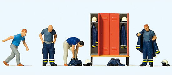 4 sapeurs pompiers à l’habillage avant intervention‚ armoires avec équipement