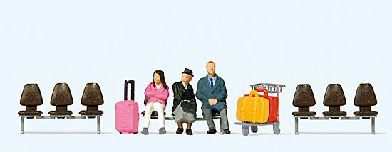 3 voyageurs assis sur 3 bancs‚ bagages‚ chariot avec valises et 6 bancs vides