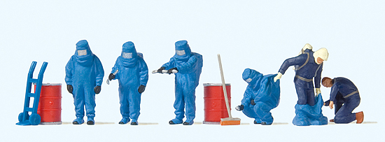 6 pompiers avec protections chimiques en intervention avec combinaisons bleues et bleu-marines