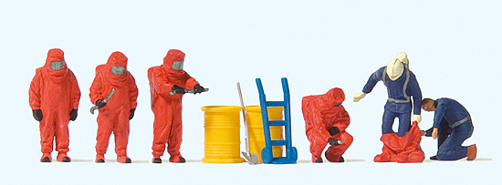 6 pompiers avec protections chimiques en intervention avec combinaisons rouges et bleu-marines