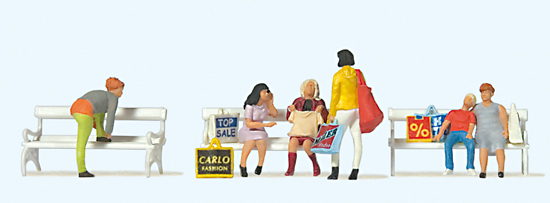 6 femmes avec sachets sur 3 bancs faisant leurs achats