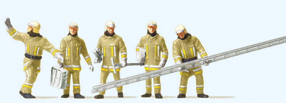5 sapeurs pompiers en tenue anti-feu beige avec chelle et accessoires