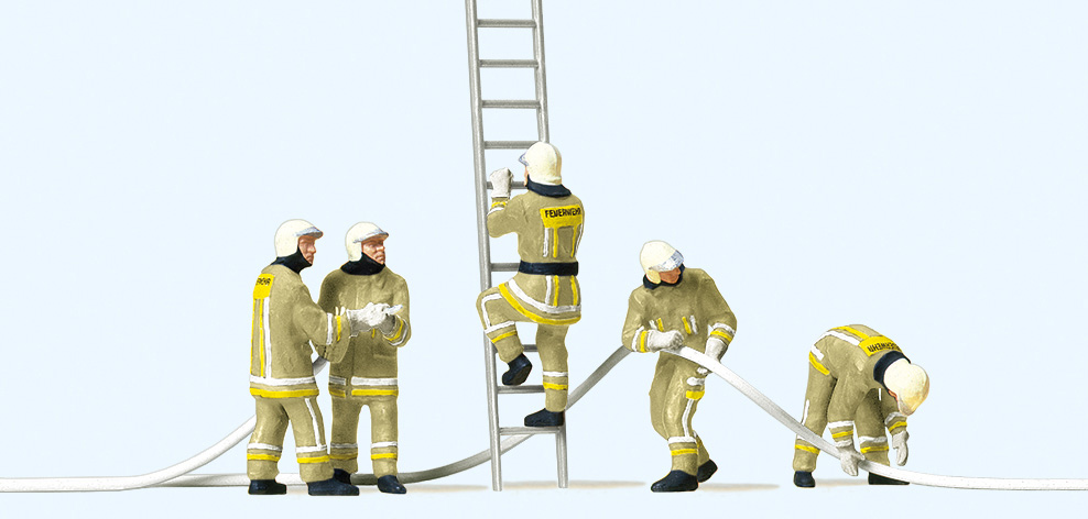 5 sapeurs pompiers en tenue anti-feu beige avec chelle tuyaux etc