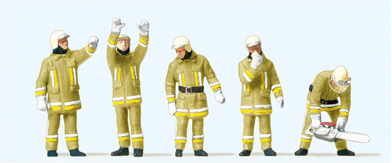 5 sapeurs pompiers en tenue anti-feu beige avec tranonneuse accessoires