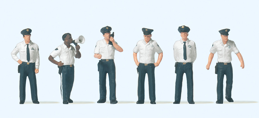 6 policiers de ville US en chemise blanche