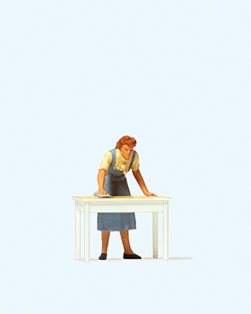 Femme nettoyant une table