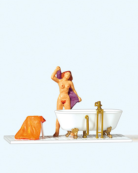 Dame sortant du bain en tenue d’Eve‚ baignoire‚ accessoires
