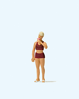 Femme dgustant une glace en maillot de bain