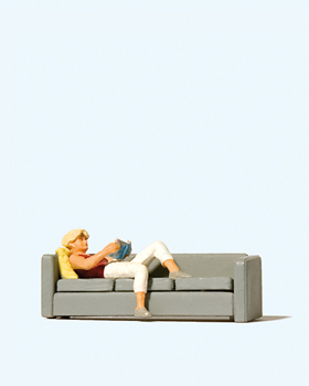 Femme lisant sur un canapé