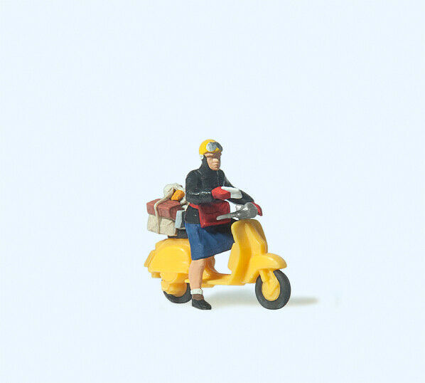 Employée de la poste à scooter