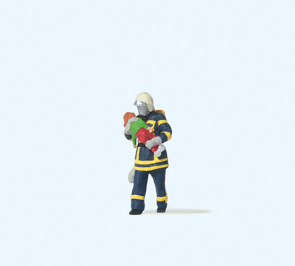Pompier en uniforme bleu sauvant un enfant