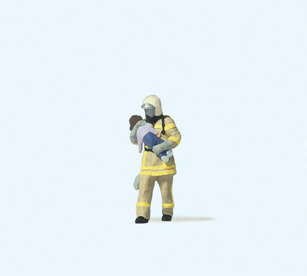 Pompier en uniforme beige sauvant un enfant