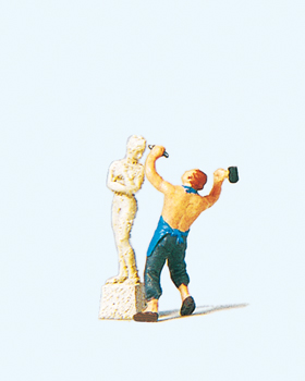 Sculpteur en action sur statue