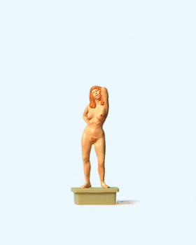 Femme nue sur pidestal en pose pour sculpteur ou peintre