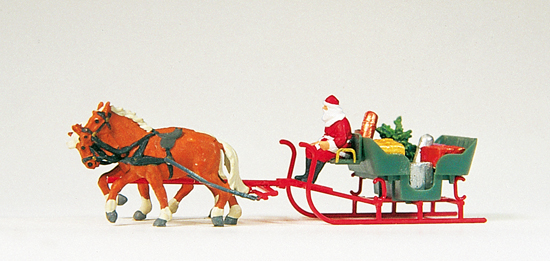 Père Noël sur traineau tractée par 2 chevaux et nombreux cadeaux