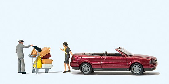 Cabriolet dcapotable Audi + chauffeur + dame + chariot rempli de sacs et valises
